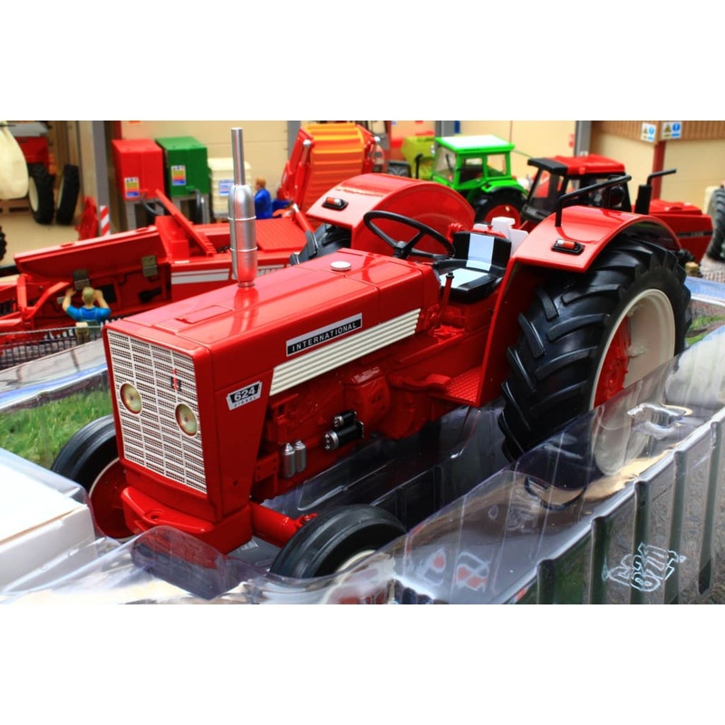 REP600 REPLICAGRI 116TH SCALE INTERNATIONAL IH 624 2WD TRACTOR WITH DRIVER FIGURE