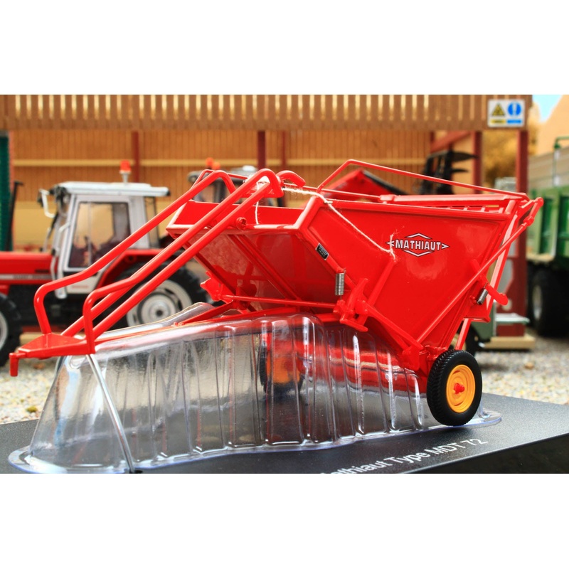 UH6722 Universal Hobbies 1:32 Mathiaut MTD 72 Bale Chase Trailer