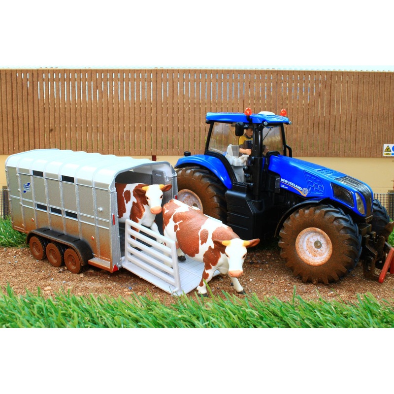 8607 Siku Muddy New Holland Tractor with Ifor Williams Stock Trailer And 2 Cows